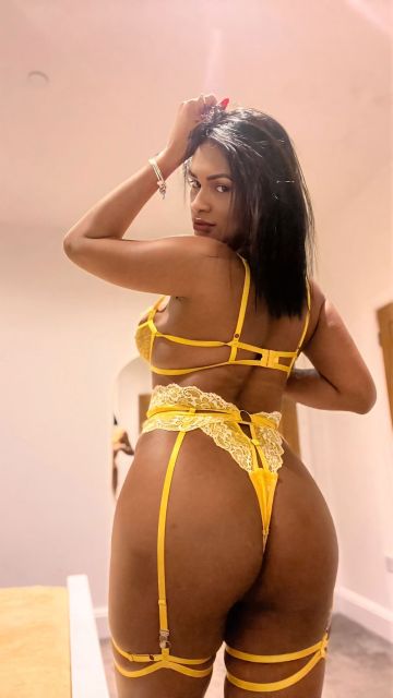 Karen Transex uma linda e gostosa garota trans brasileira, recém-chegada em Portugal